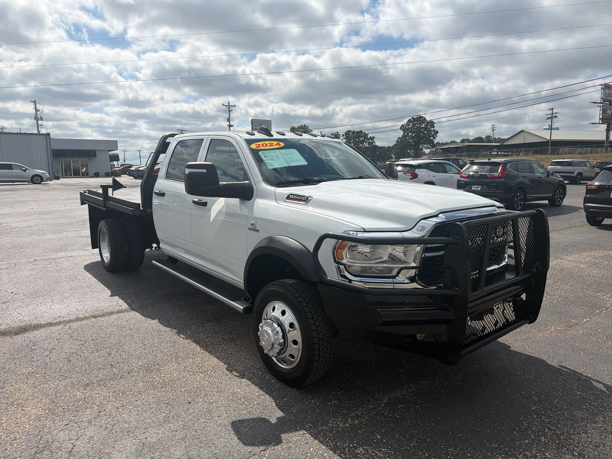 Used 2024 RAM 5500 Tradesman w/ Chrome Appearance Group AWD/4WD image 7