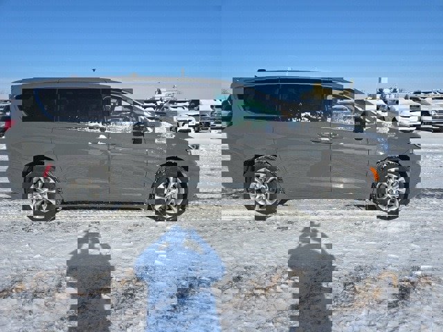 Used 2024 Chrysler Pacifica Touring-L image 1