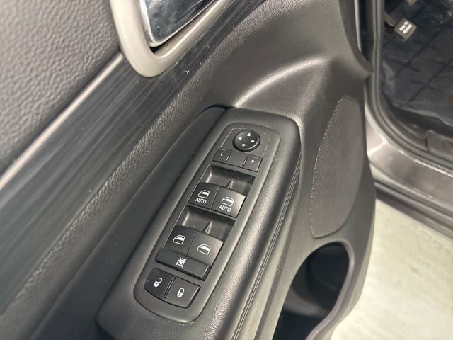 Used 2020 Jeep Grand Cherokee Altitude image 19