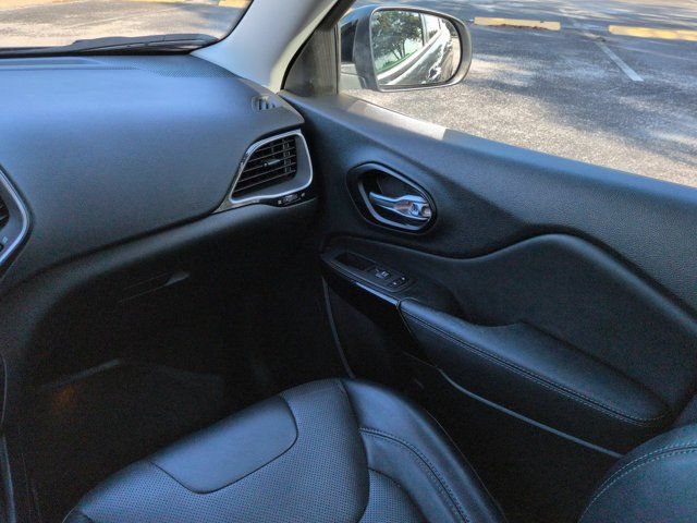 Used 2023 Jeep Cherokee Altitude Lux AWD/4WD image 16