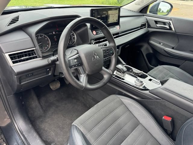 Used 2025 Mitsubishi Outlander SE FWD image 13