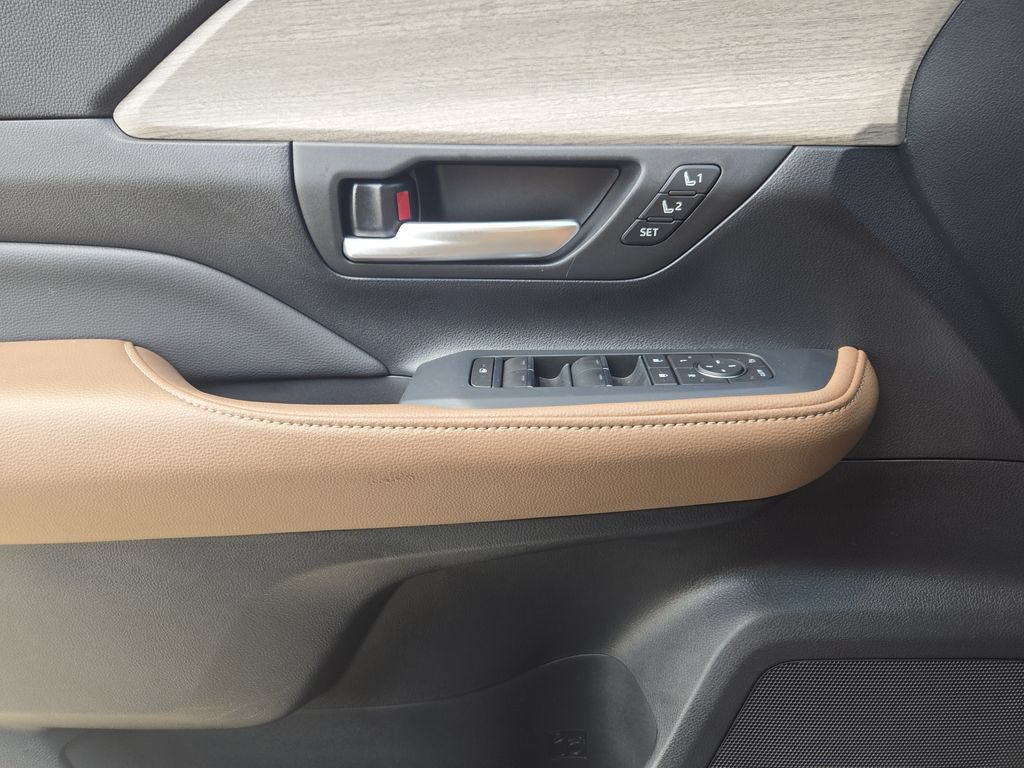 Used 2025 Toyota Grand Highlander AWD image 24