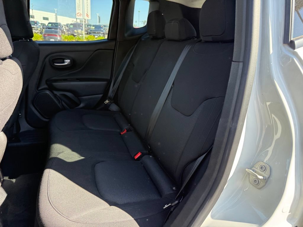 Used 2023 Jeep Renegade Latitude AWD/4WD image 4