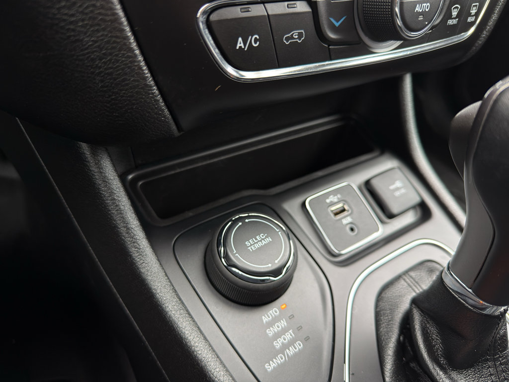 Used 2021 Jeep Cherokee Latitude Lux w/ Comfort/Convenience Group image 20