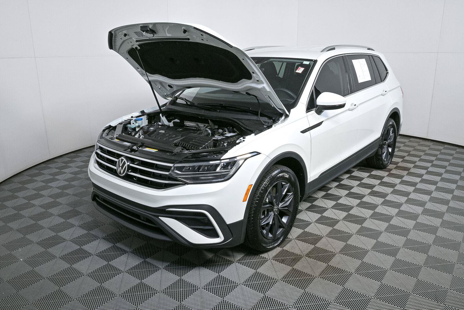 Certified 2023 Volkswagen Tiguan SE FWD image 31