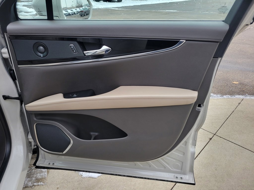 Used 2021 Lincoln Nautilus Reserve image 19