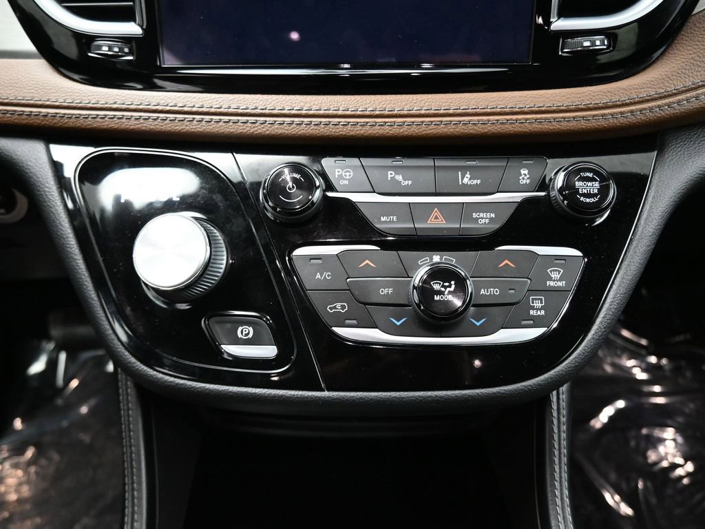 Used 2021 Chrysler Pacifica Limited w/ Premium & Safety Sphere Group image 30