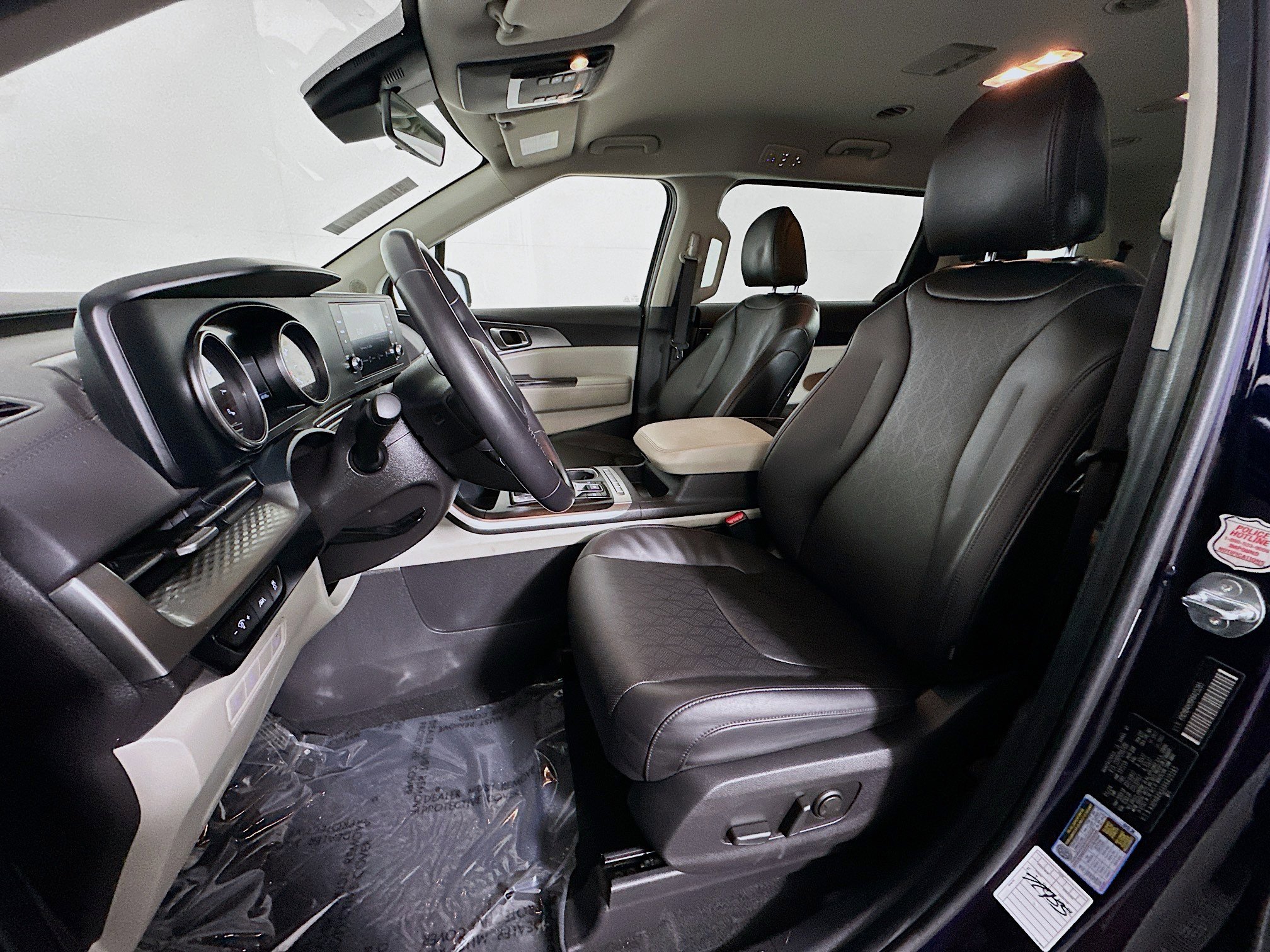 Used 2024 Kia Carnival LX image 12