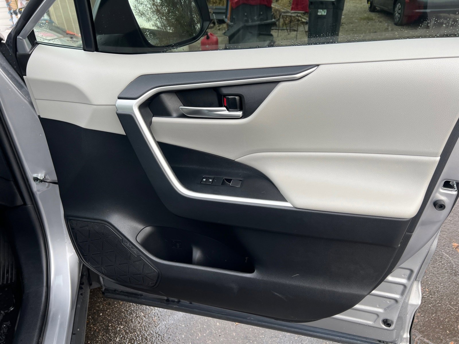 Used 2021 Toyota RAV4 XLE Premium image 17