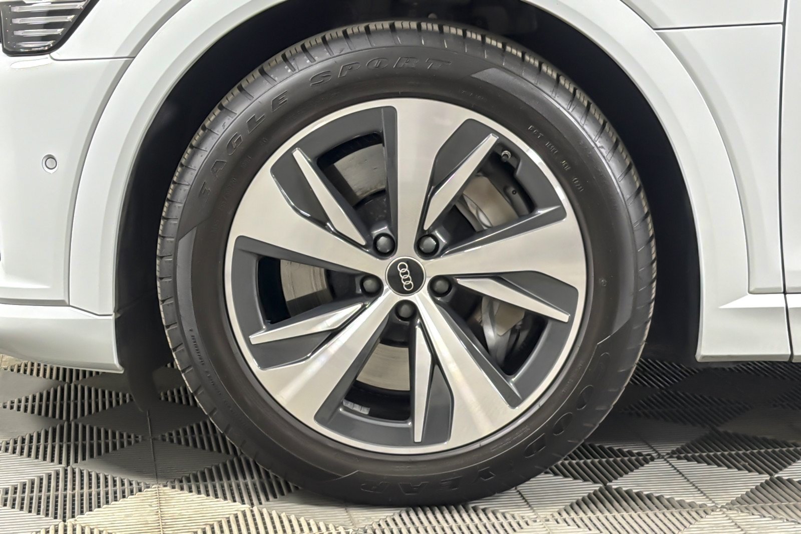 Used 2024 Audi Q8 e-tron Premium Plus AWD/4WD image 26