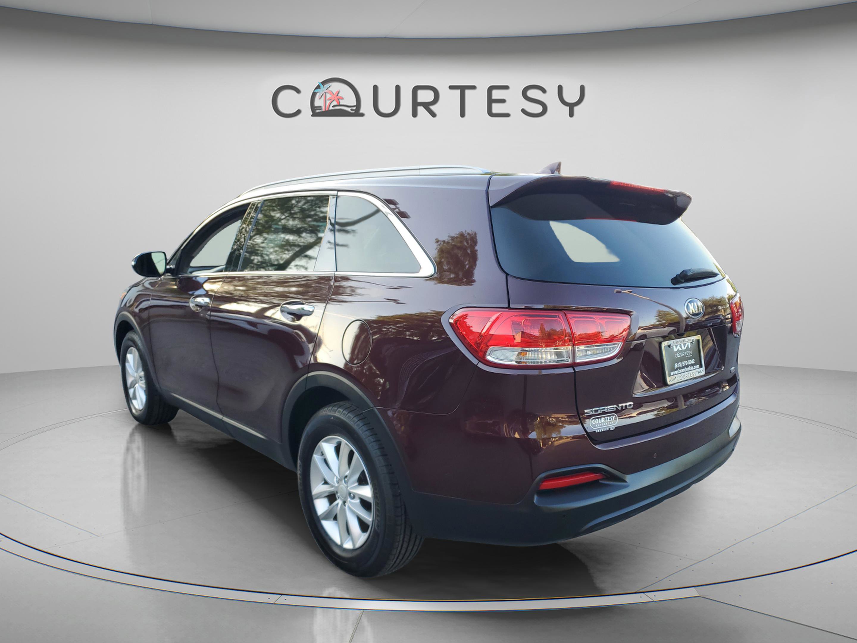 Used 2017 Kia Sorento LX image 2