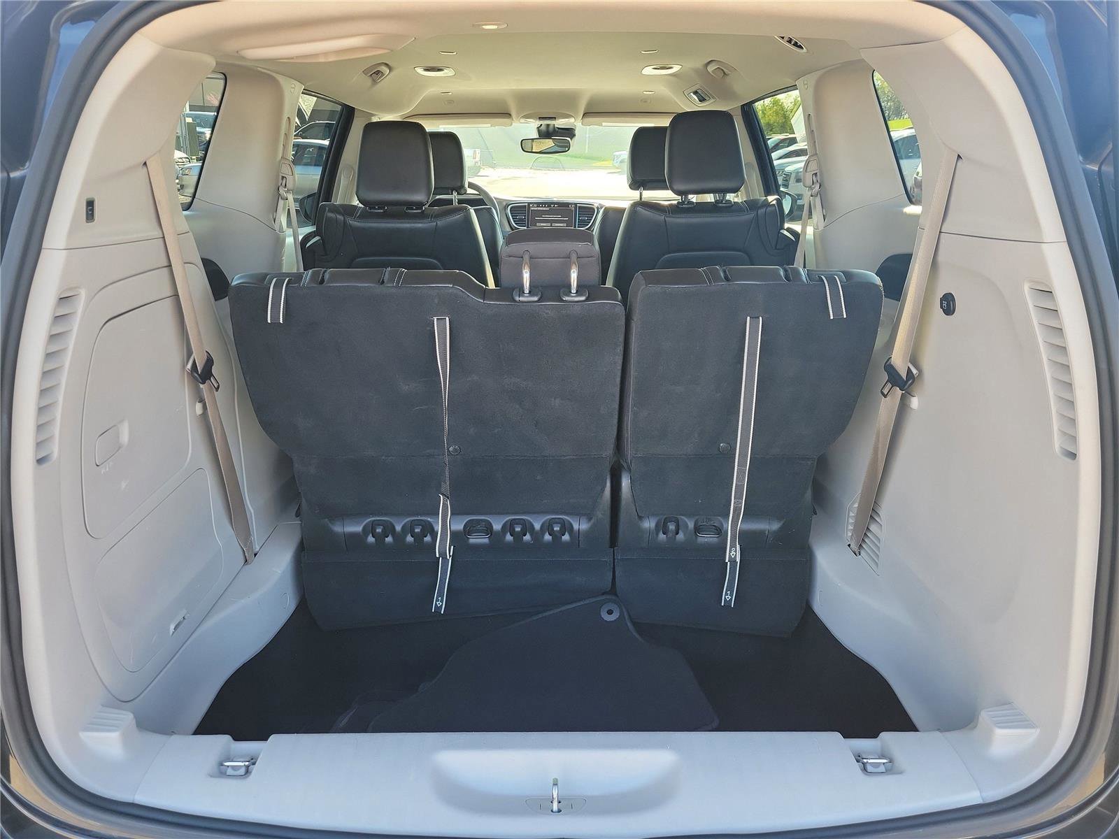 Used 2023 Chrysler Pacifica Touring-L image 8