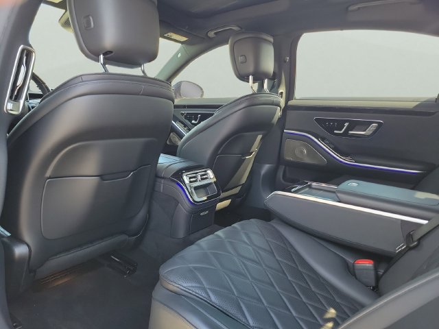 Used 2022 Mercedes-Benz S 580 4MATIC Sedan w/ AMG Line Package image 19