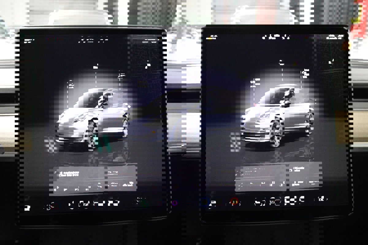 Used 2023 Tesla Model 3 Standard Range image 18
