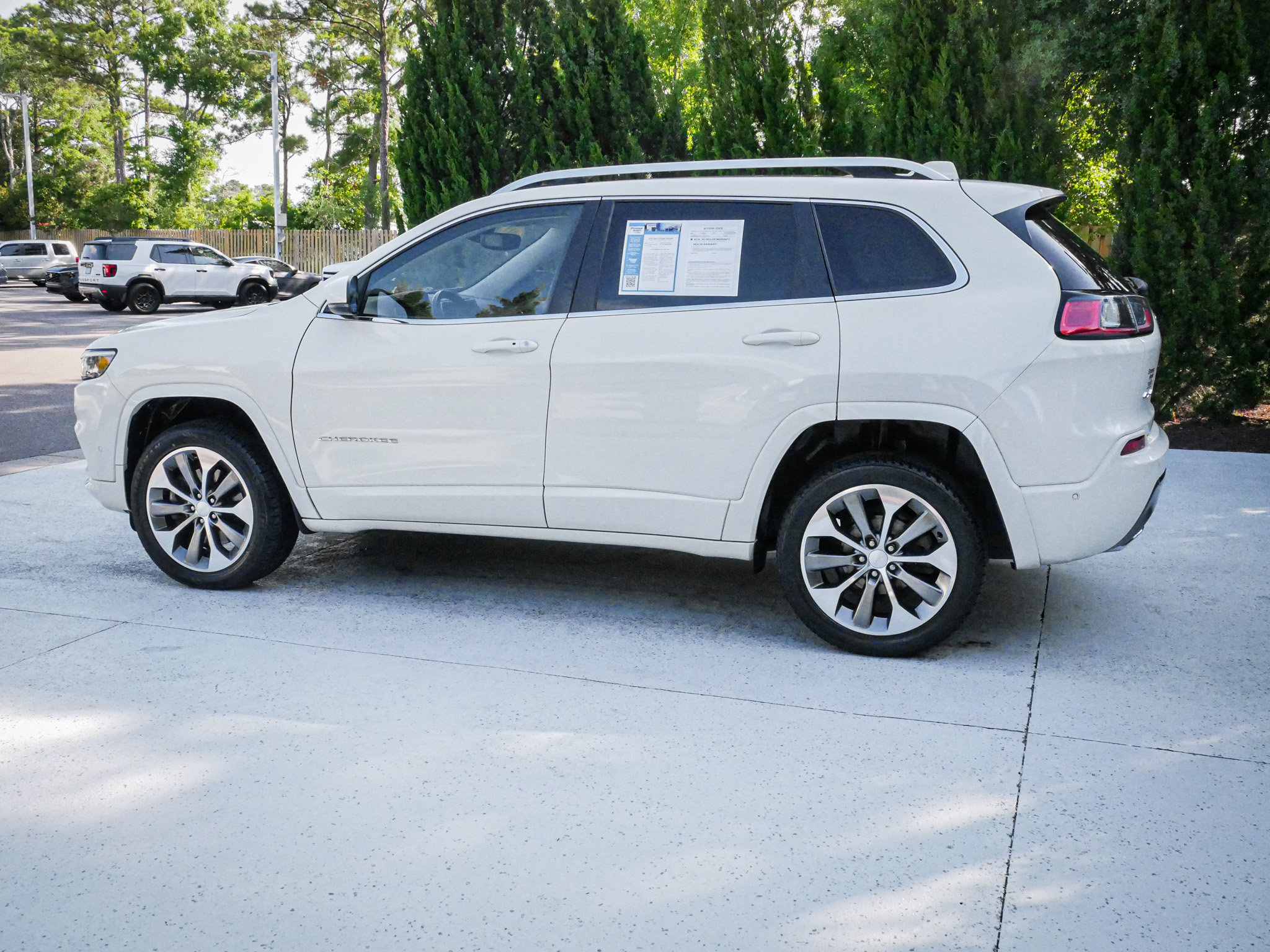 Used 2019 Jeep Cherokee Overland w/ Technology Group AWD/4WD image 7