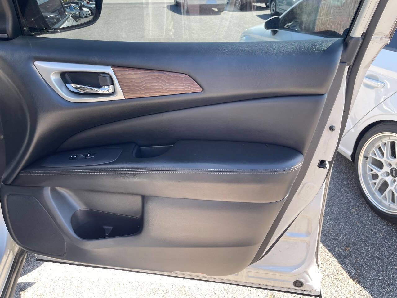 Used 2017 Nissan Pathfinder Platinum FWD image 32