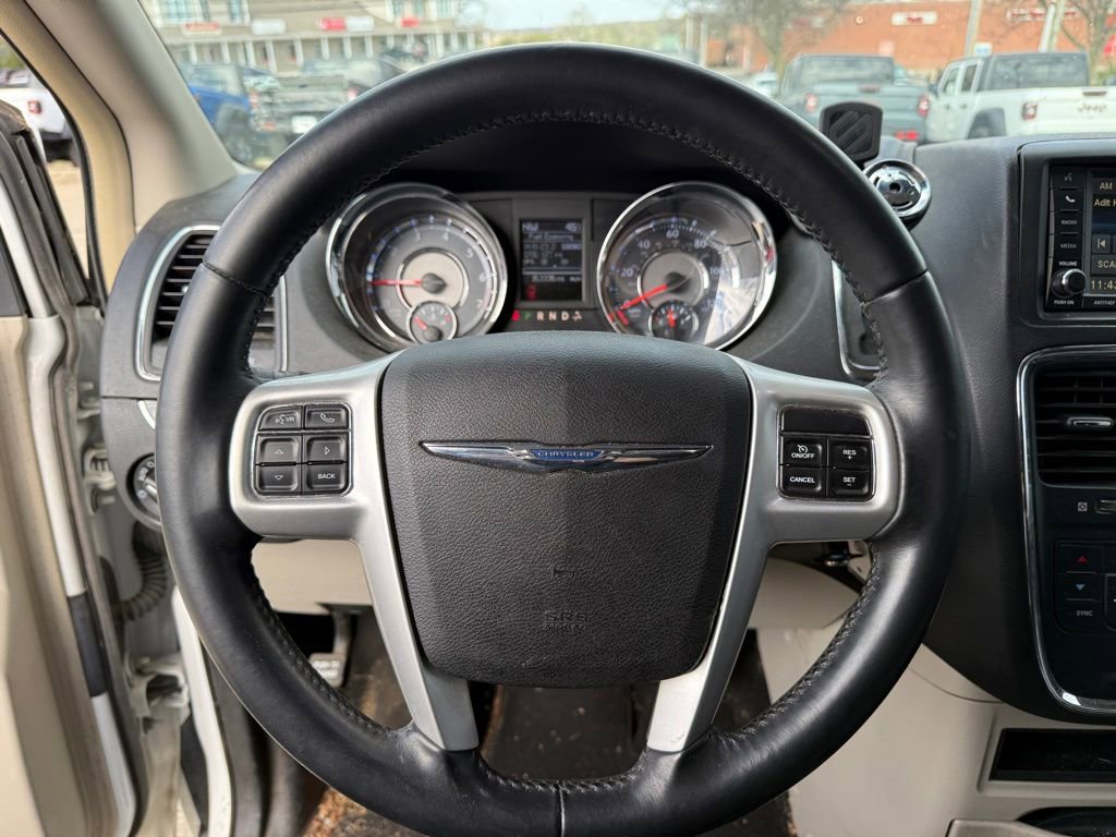 Used 2015 Chrysler Town & Country Touring image 14