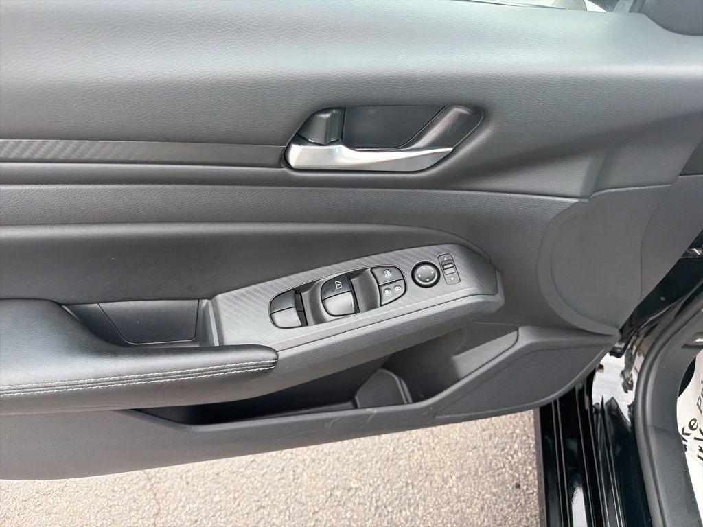 Used 2025 Nissan Altima 2.5 SV FWD image 19