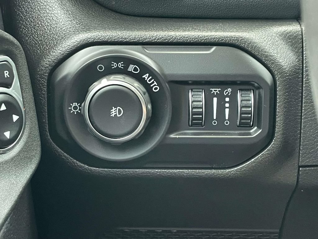 Used 2022 Jeep Wrangler Unlimited Sahara w/ Cold Weather Group AWD/4WD image 18
