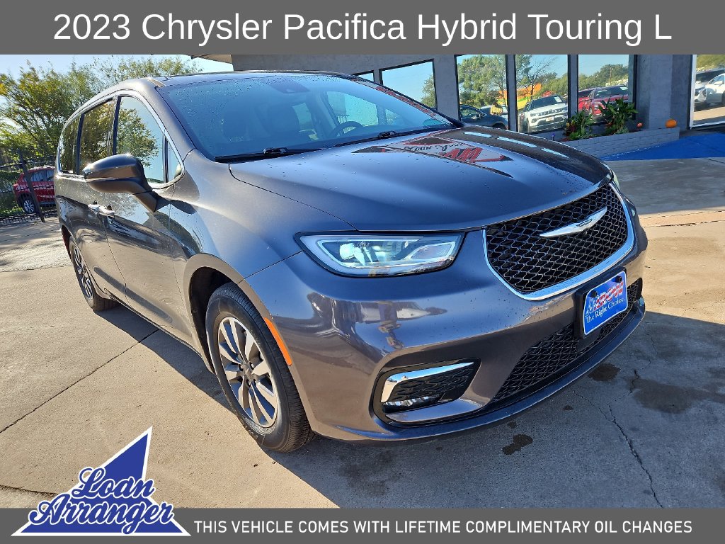 Used 2023 Chrysler Pacifica Touring-L FWD image 2