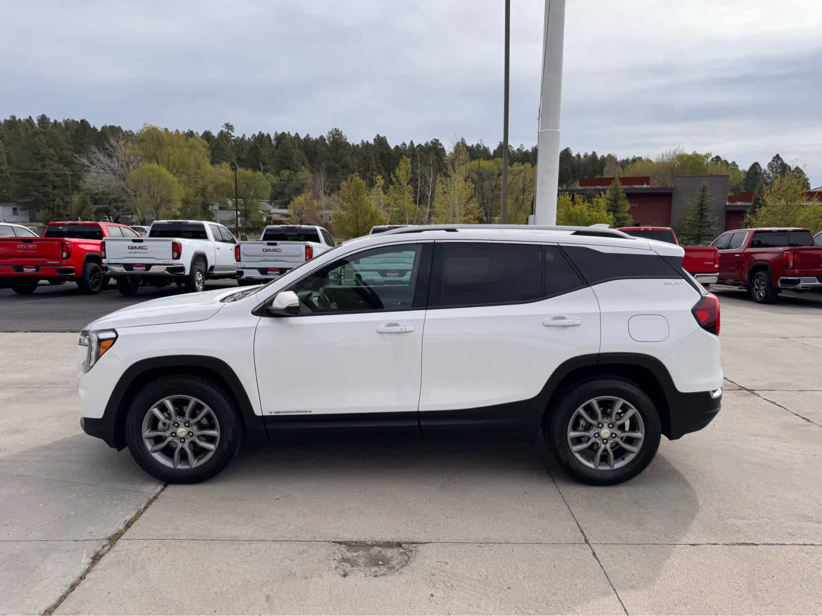 Used 2024 GMC Terrain SLT image 2