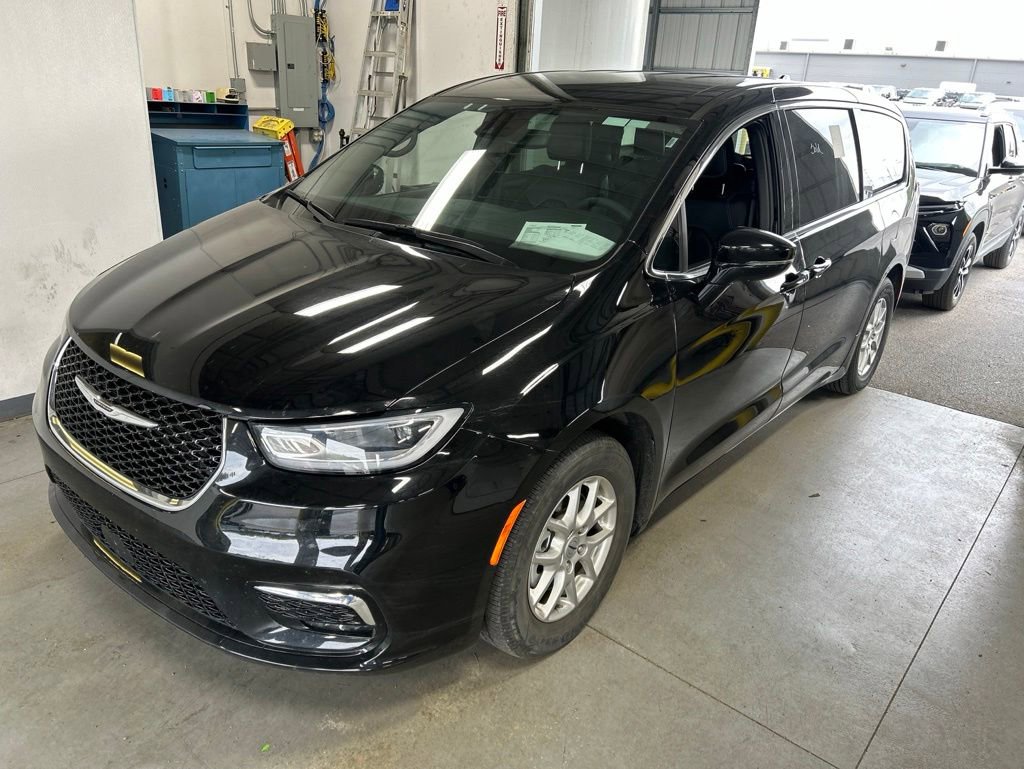 Used 2025 Chrysler Pacifica Select FWD image 1