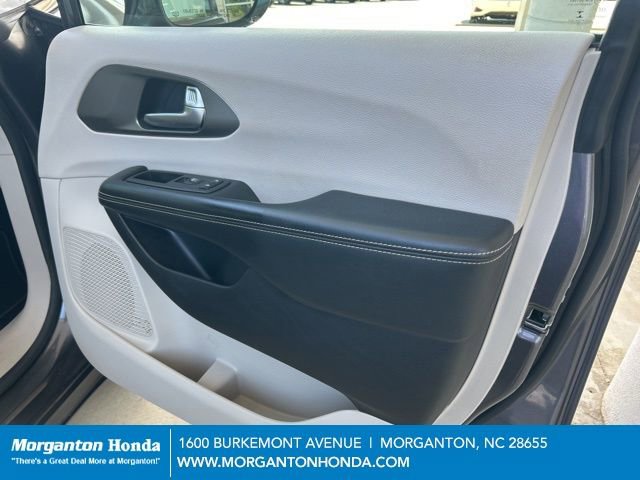 Used 2021 Chrysler Pacifica Touring-L w/ Uconnect Theater Family Group FWD image 36