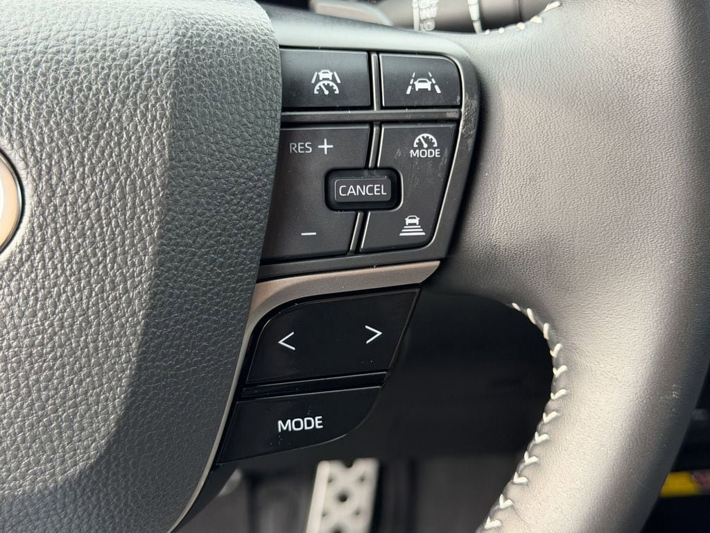 Used 2025 Toyota Camry SE w/ Convenience Package FWD image 23