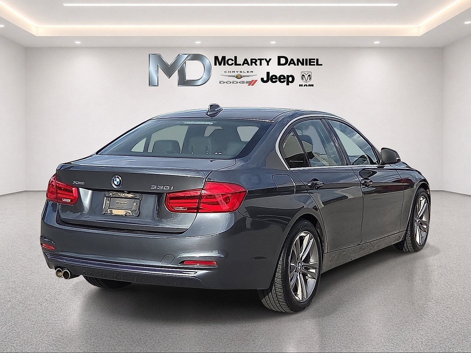 Used 2018 BMW 330i xDrive Sedan AWD/4WD image 5