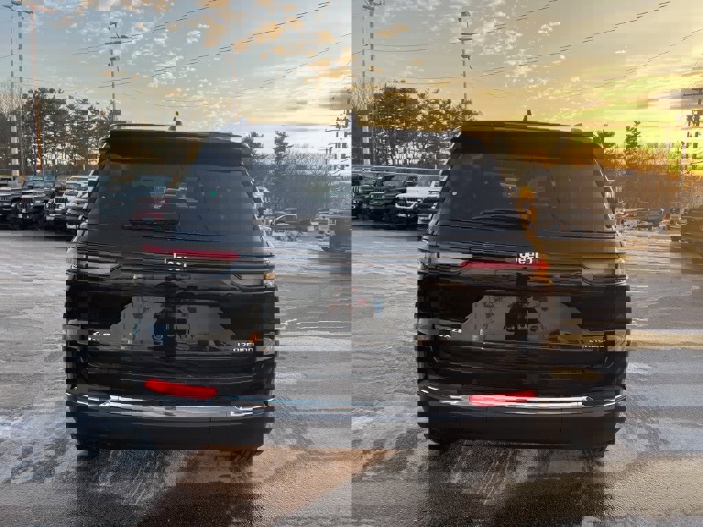 New 2025 Jeep Grand Cherokee Laredo X image 8