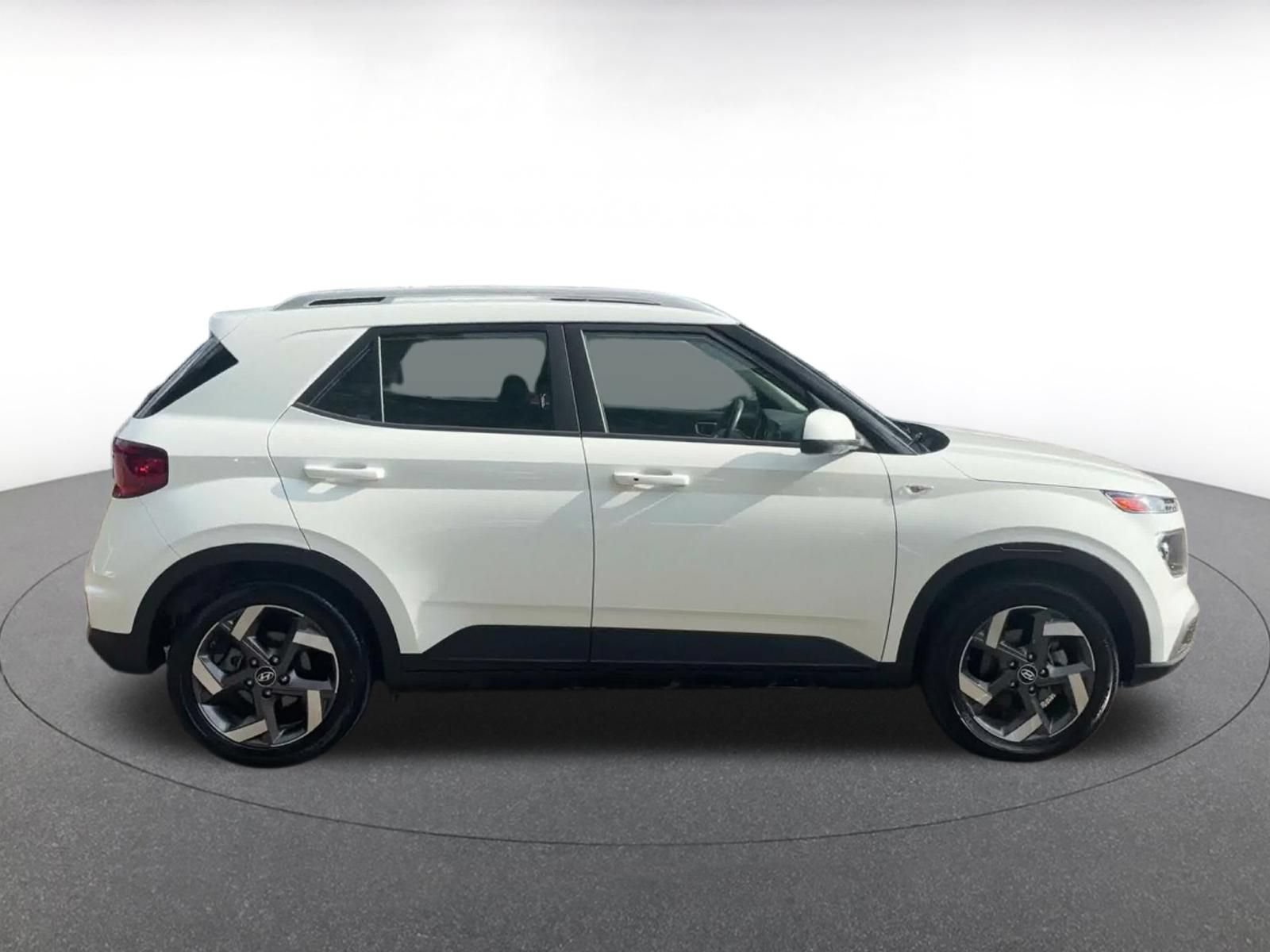Used 2026 Hyundai Venue SEL FWD image 15