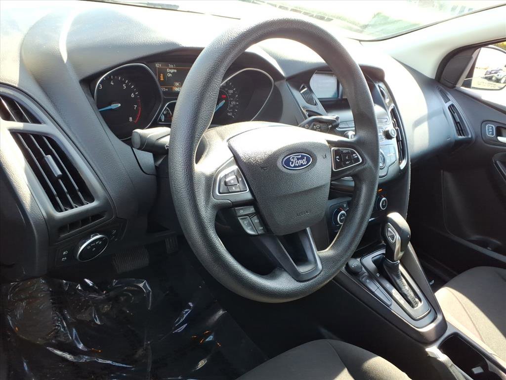 Used 2018 Ford Focus SE w/ SE Appearance Package image 9