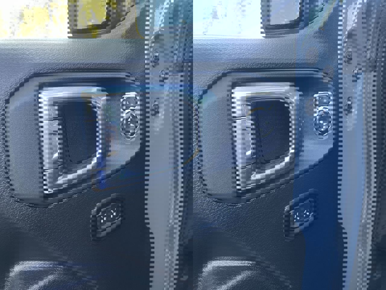 Used 2025 Jeep Wrangler Sport S image 19