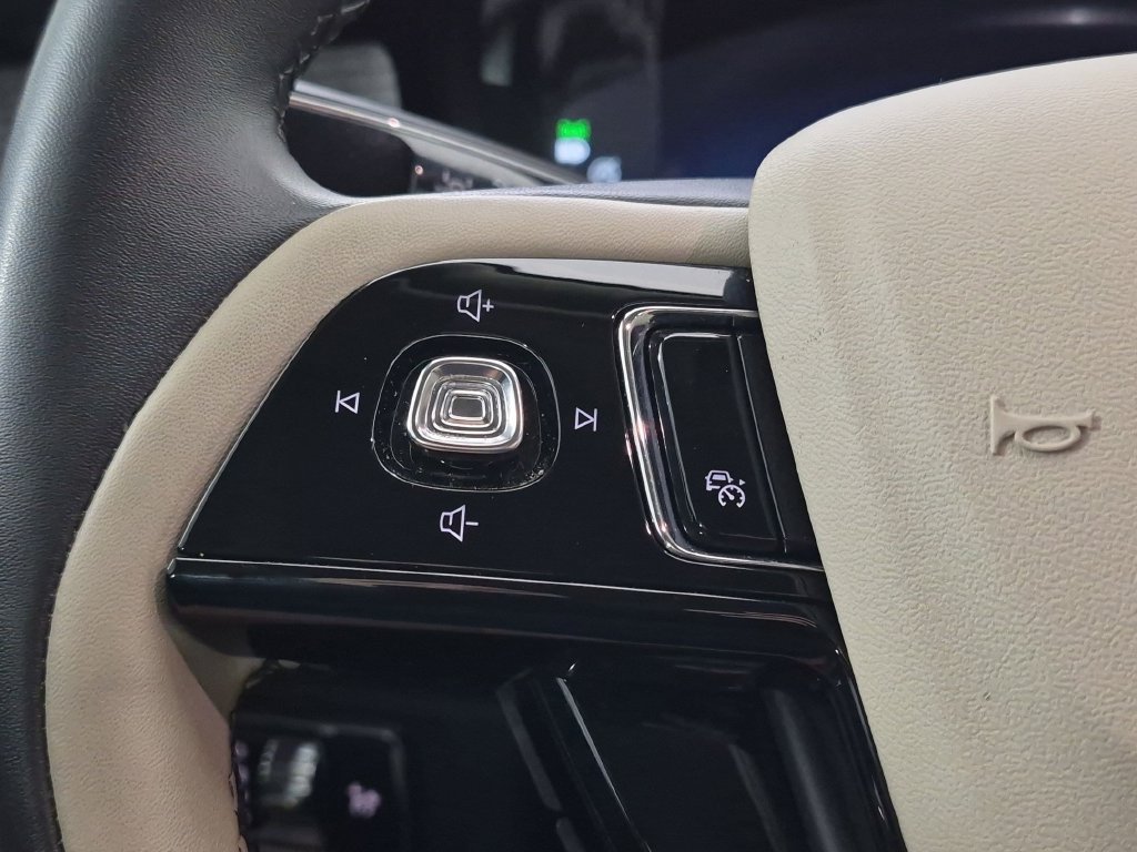 Used 2025 Lincoln Corsair FWD image 18