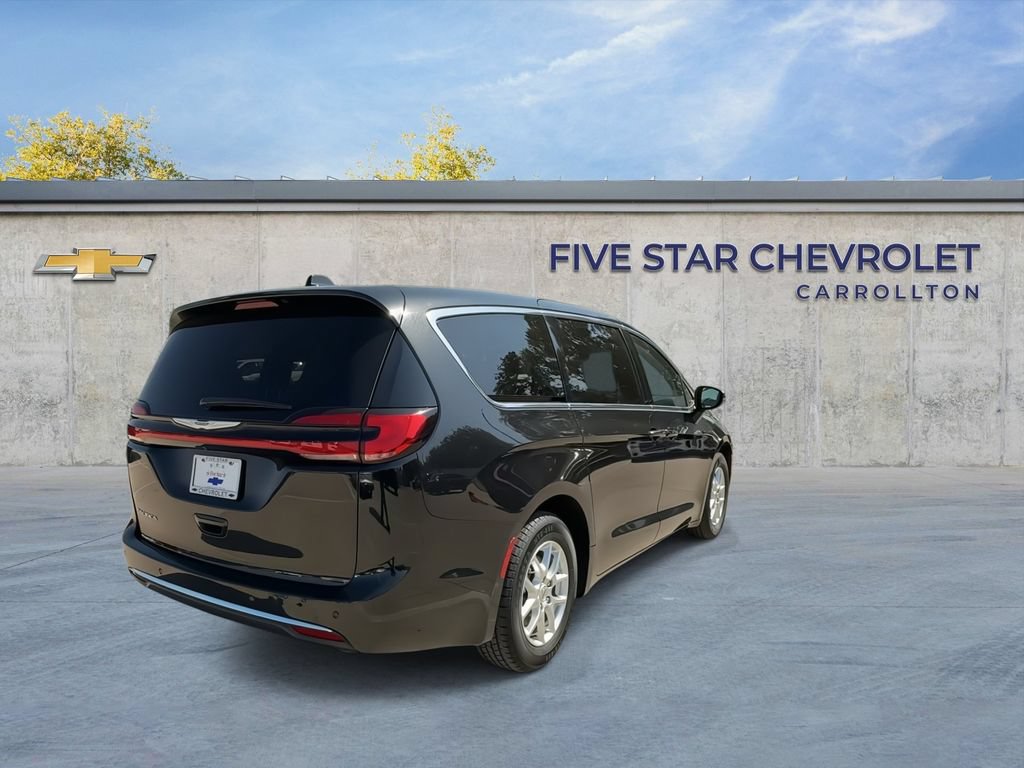 Used 2023 Chrysler Pacifica Touring-L FWD image 8
