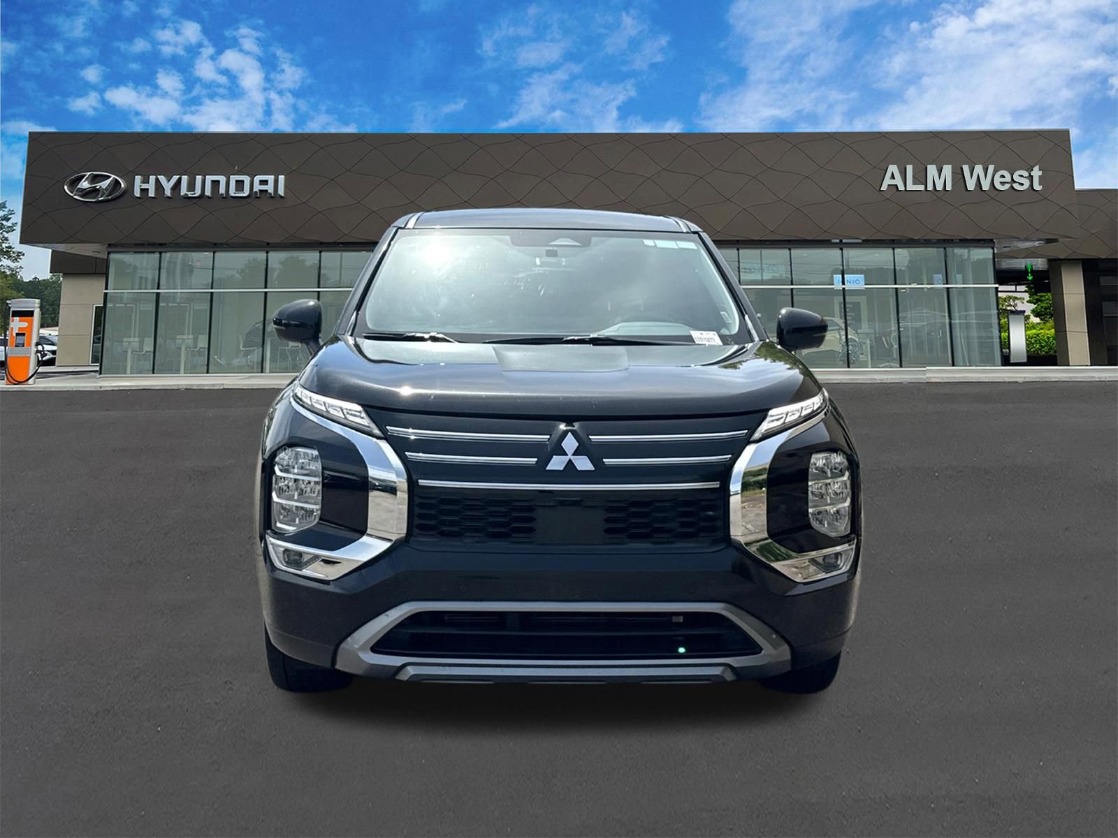 Used 2025 Mitsubishi Outlander SE FWD image 2