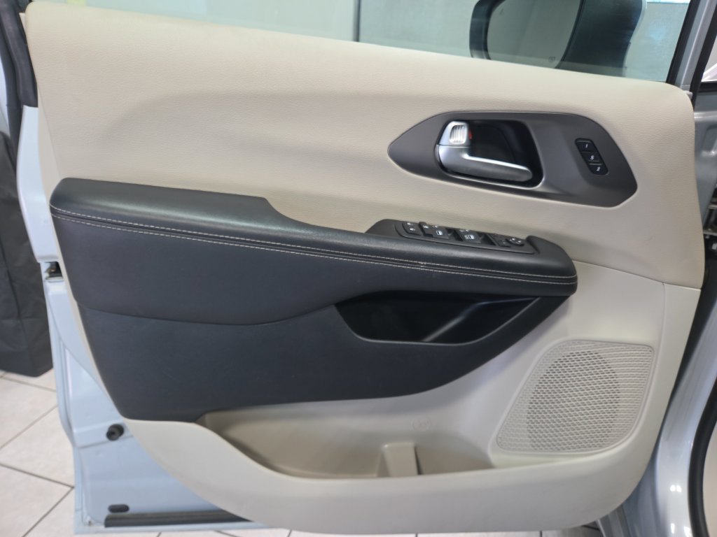 Used 2023 Chrysler Pacifica Touring-L FWD image 31