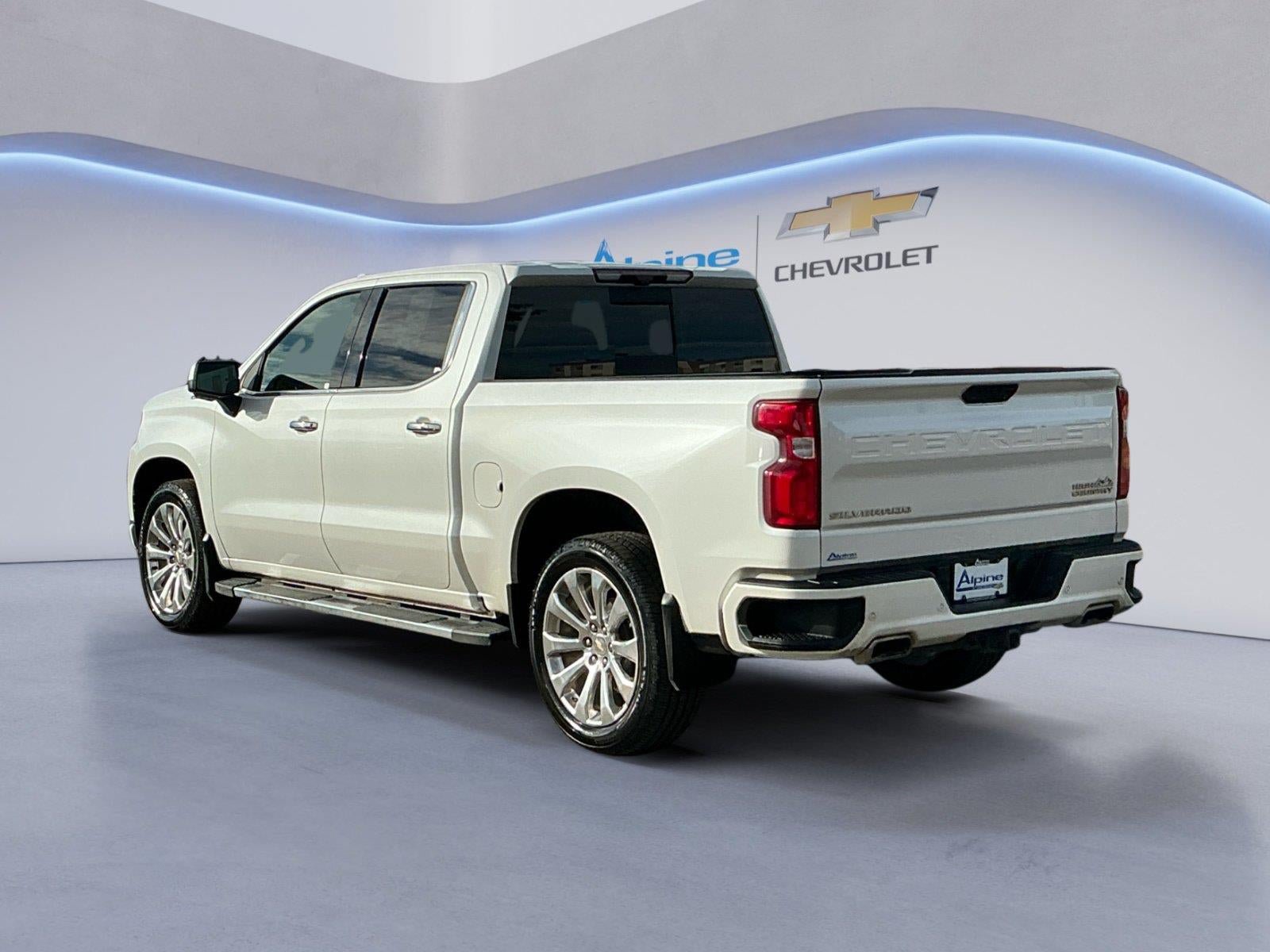 Used 2022 Chevrolet Silverado 1500 High Country w/ Technology Package AWD/4WD image 3