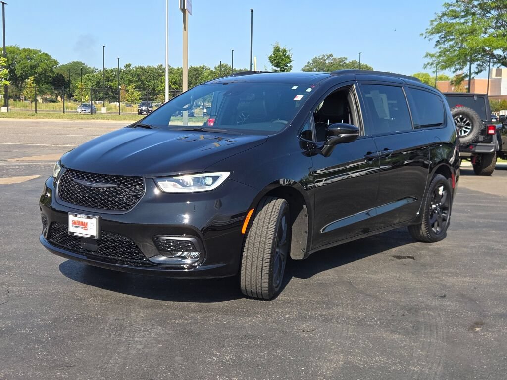 Used 2026 Chrysler Pacifica Limited w/ S Appearance Package AWD/4WD image 3