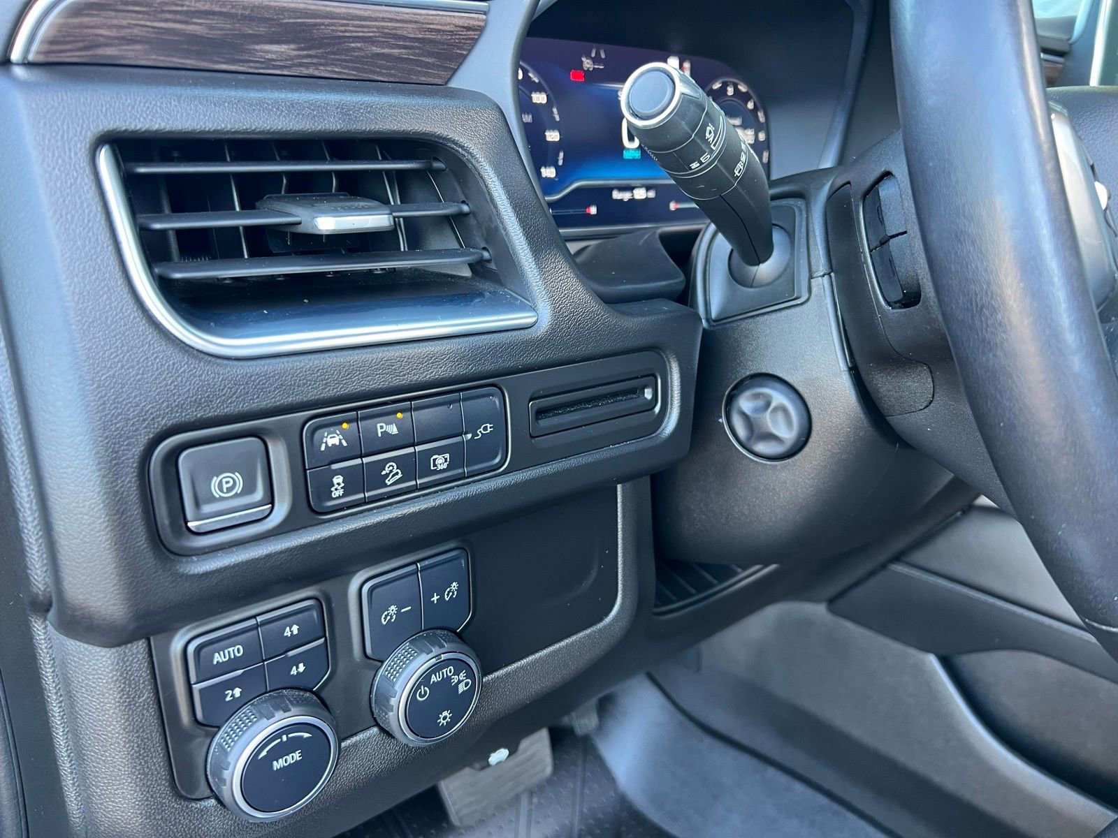 Used 2022 Chevrolet Tahoe Z71 w/ Luxury Package image 37