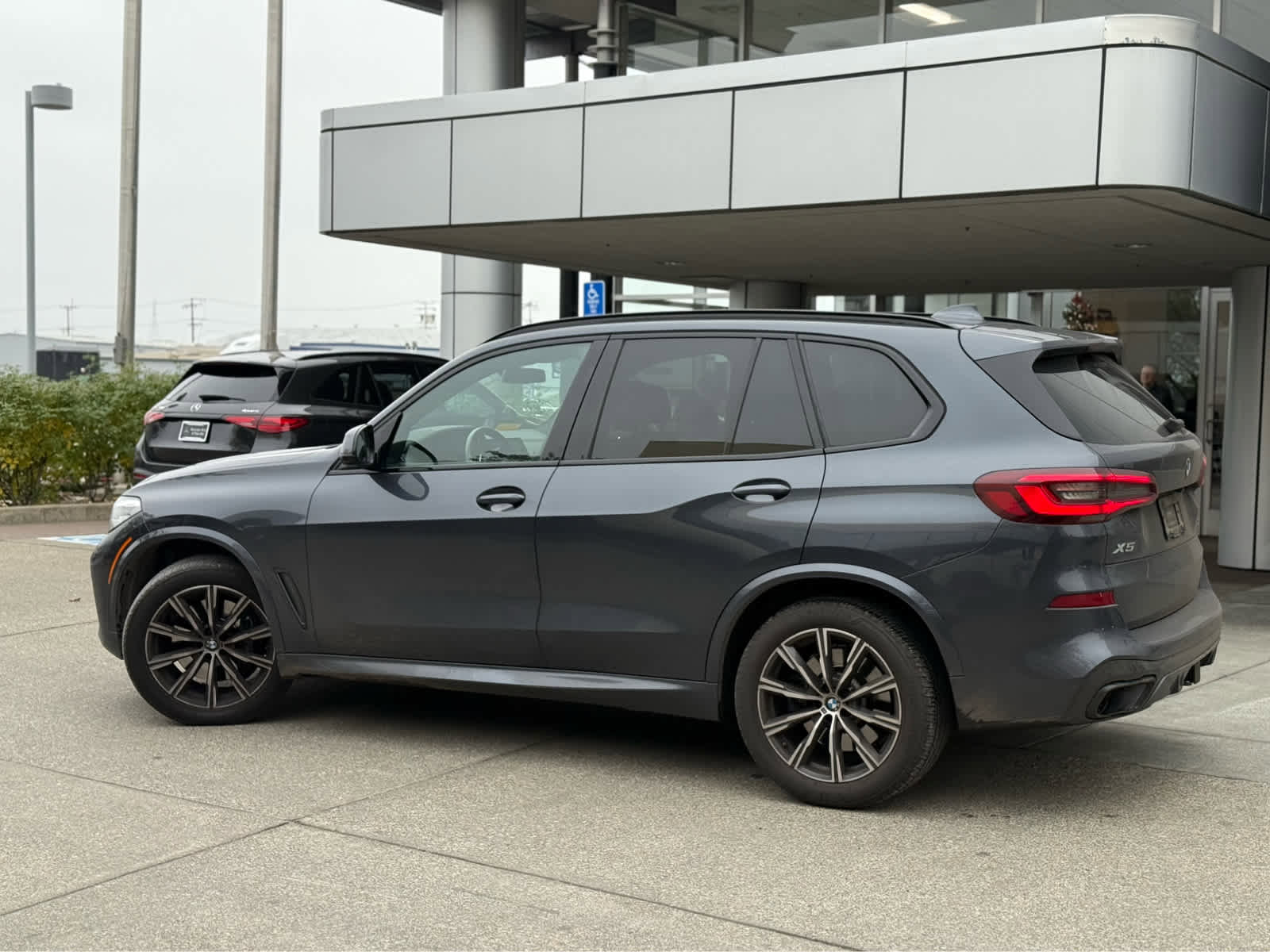 Used 2021 BMW X5 xDrive40i w/ M Sport Package image 4