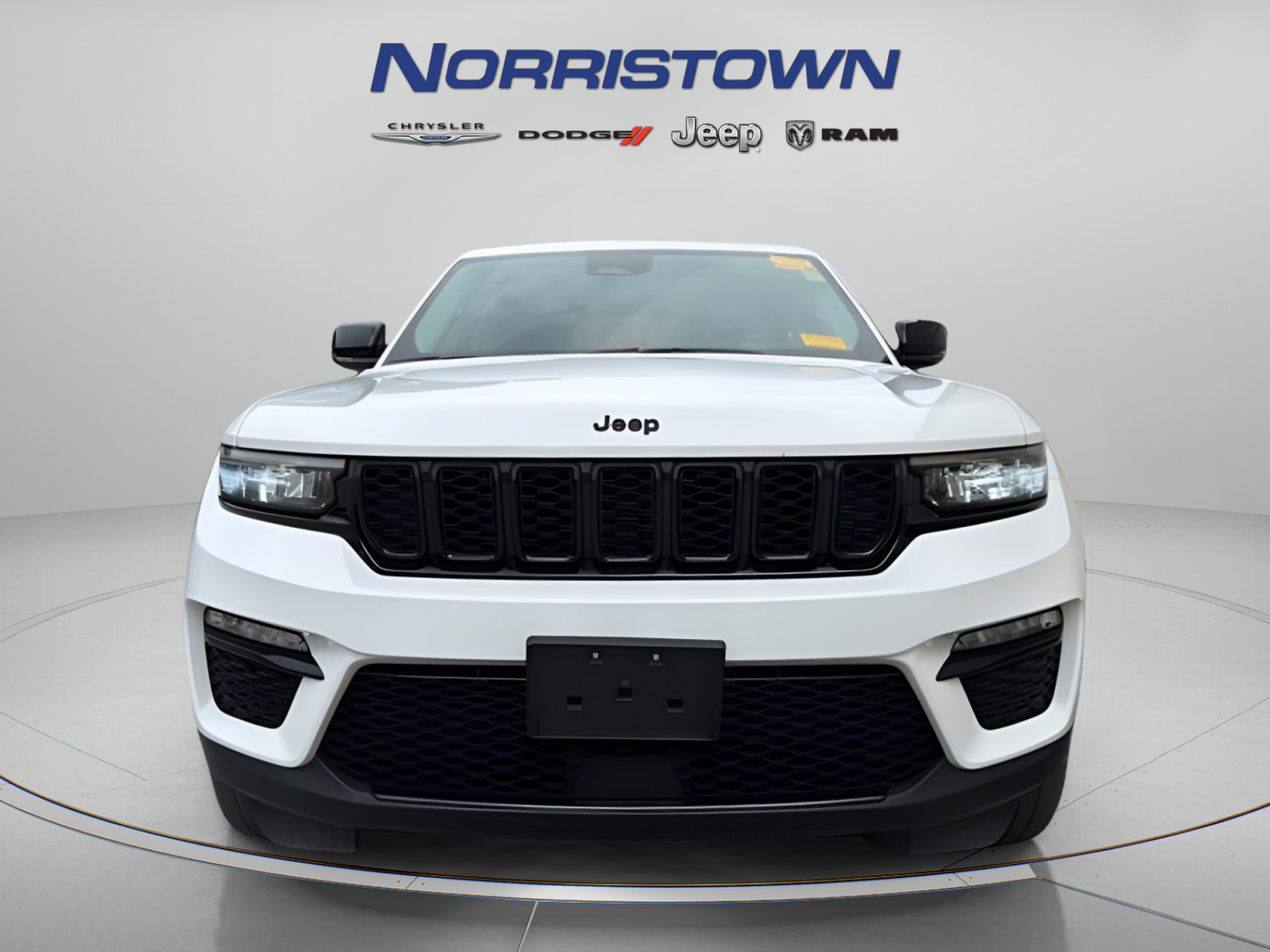 Used 2023 Jeep Grand Cherokee Limited w/ Black Appearance Package AWD/4WD image 2