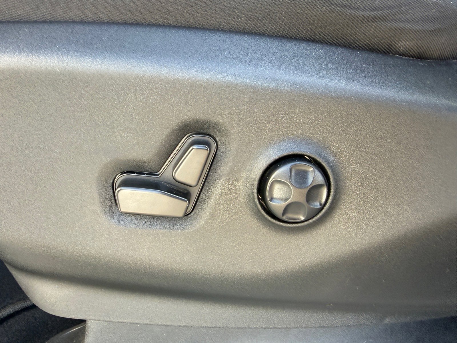 Used 2022 Chrysler Voyager LX image 10