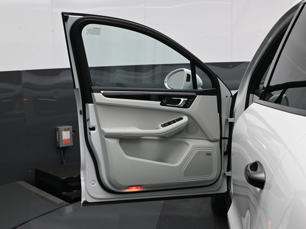 Certified 2026 Porsche Macan AWD/4WD image 8
