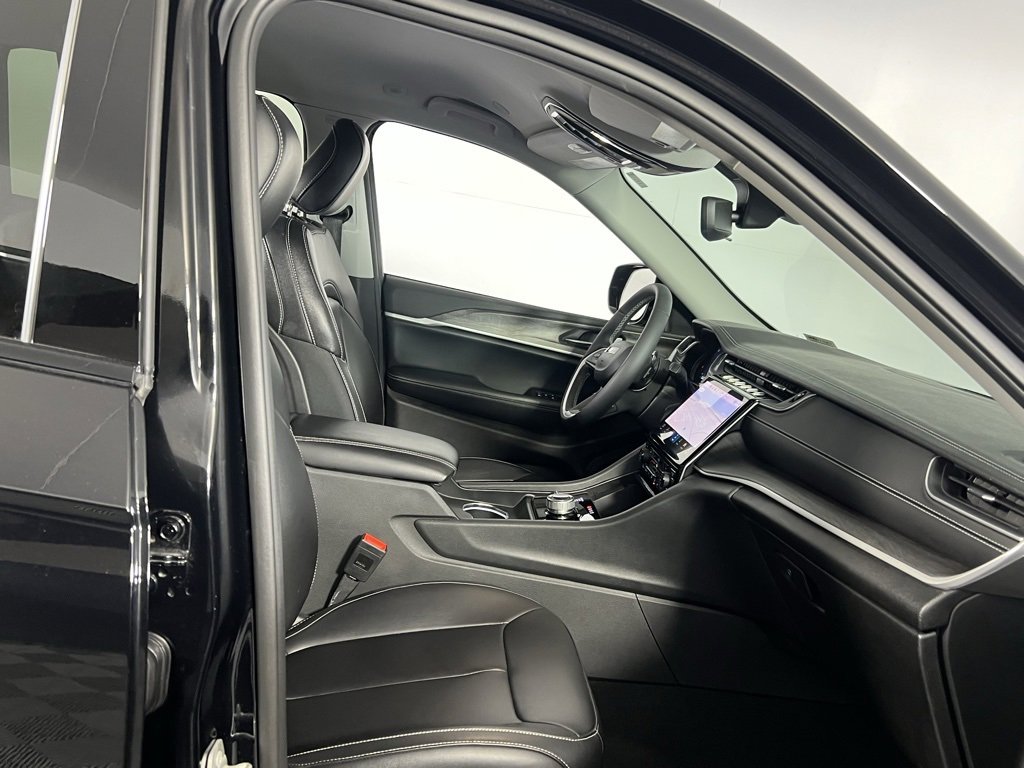 Used 2023 Jeep Grand Cherokee Limited image 31