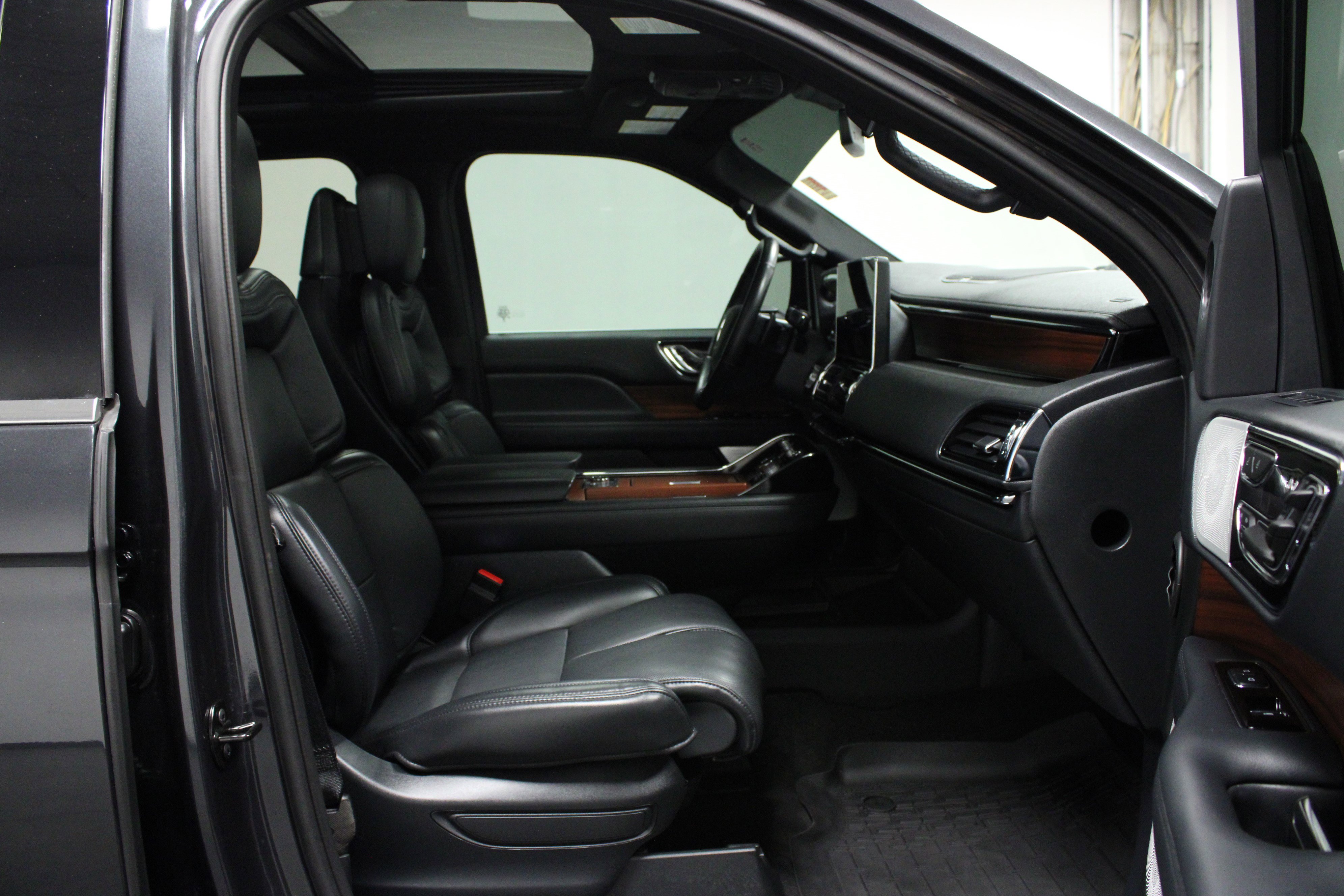 Used 2024 Lincoln Navigator Reserve w/ Equipment Group 201A image 16