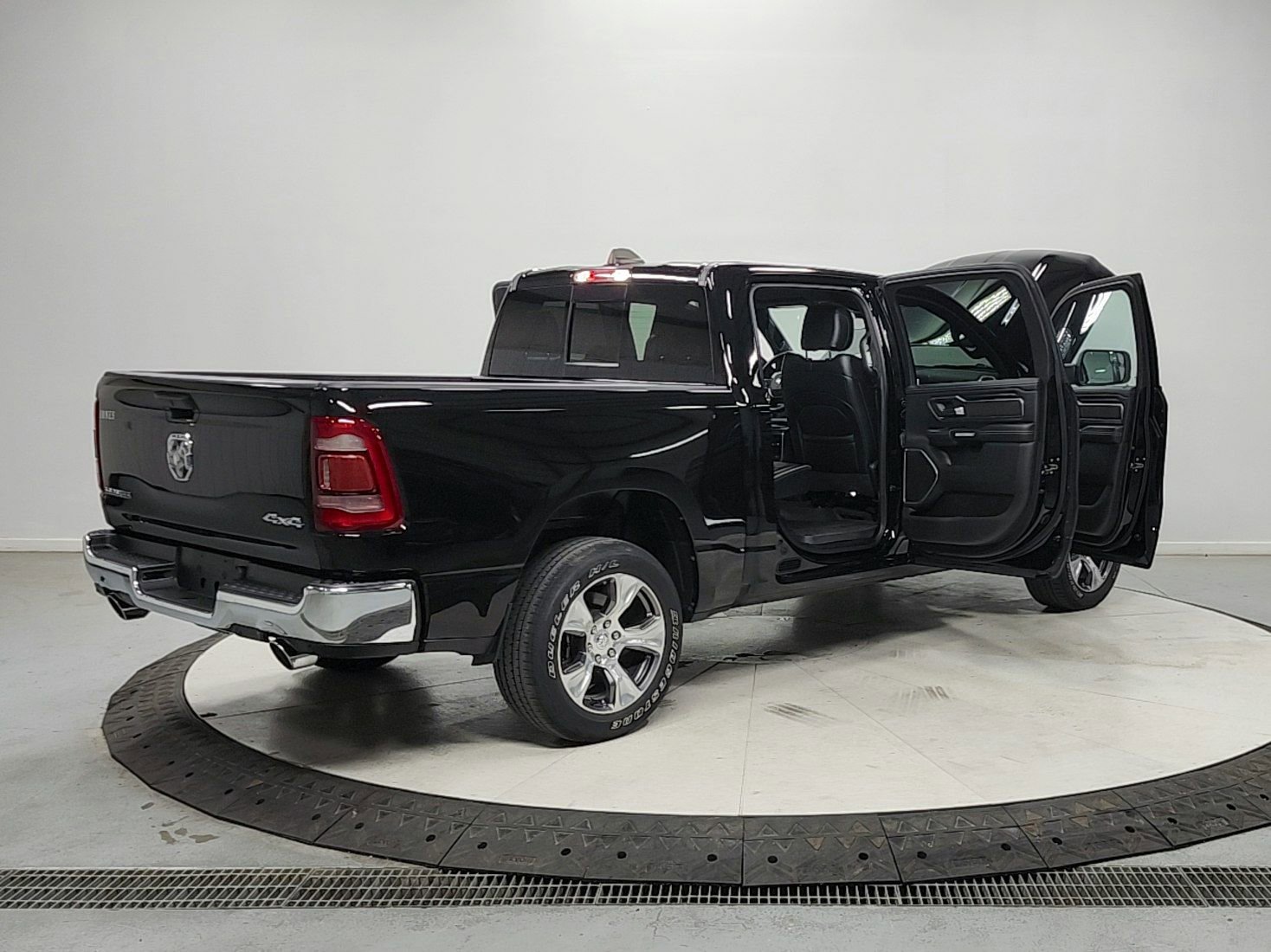 Used 2023 RAM 1500 Laramie AWD/4WD image 15