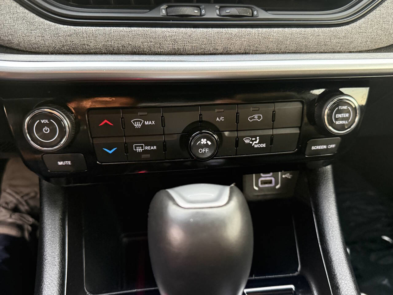 Used 2024 Jeep Compass Latitude image 18