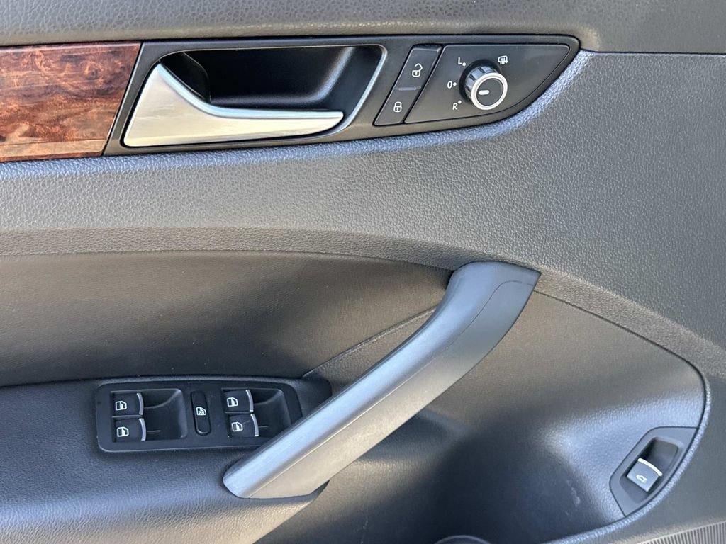 Used 2013 Volkswagen Passat TDI SEL Premium FWD image 18
