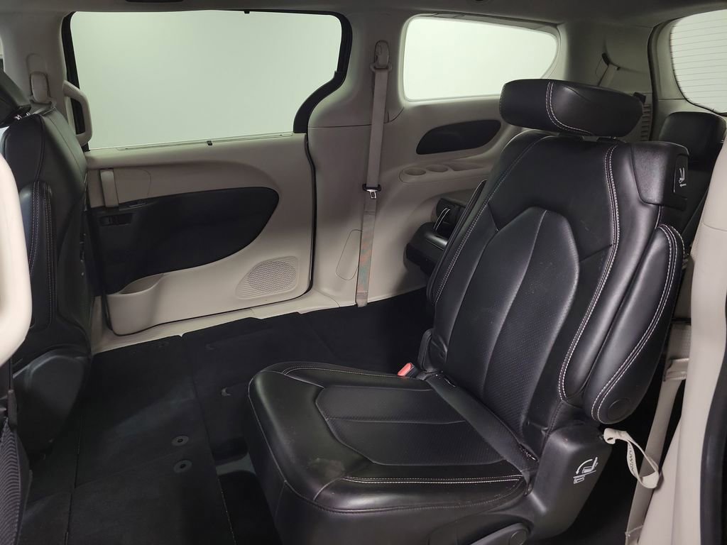Used 2023 Chrysler Pacifica Touring-L image 21